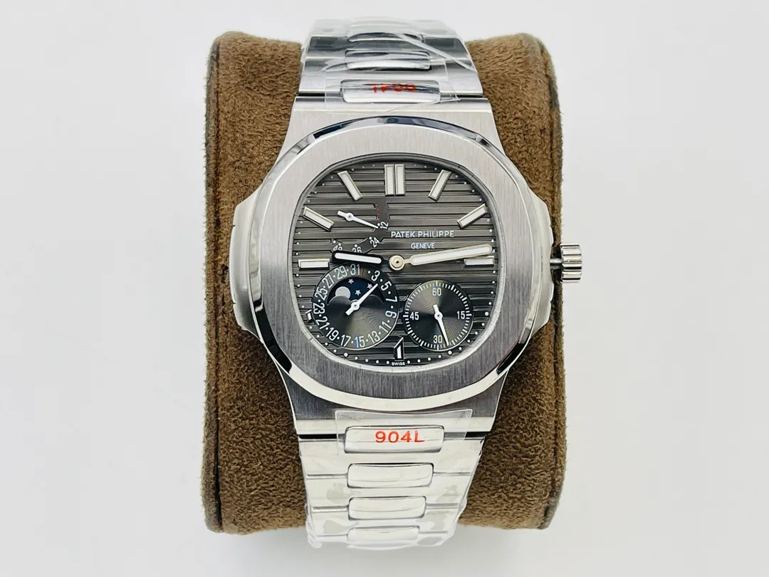 【Top Replica】💰5300! Patek Philippe [PFF Factory2022 Wall Crack Recommendation] The highest version on the market V5 upgraded ultra-thin version [The highest quality version on the market] Patek Philippe Patekphilippe Sports Series (Nautilus) 5724 (Domineering President) upgraded ultra-thin version of the Pearl Tuo, details: 1⃣️All functions are the same as the genuine ones (10-digit kinetic energy display, 7-digit calendar and moon phase 4-digit small second hand), with the same horizontal embossed pattern as the original, with fluorescent scales! 2⃣️Diameter 40 mm, 904L gold-plated stainless steel, sapphire glass mirror. 3⃣️The outer diamonds of models 5722 and 5724 are Swarovski diamonds, which are transparent and shiny, with extraordinary temperament. As close to the original as possible within the current state of the art, this watch is ready for all occasions! PFF Factory’s ingenious work welcomes your appreciation! (Buy now and get a PFF factory-customized version of a business pen for free, so that you can face any challenge calmly with full taste and style)